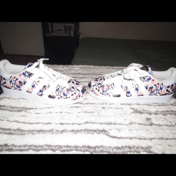 Adidas Women’s Shelltoes - Picture 5 of 5